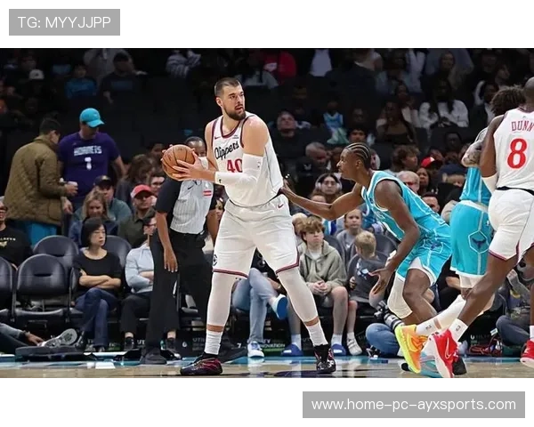 快船球队内线拼抢成比赛焦点